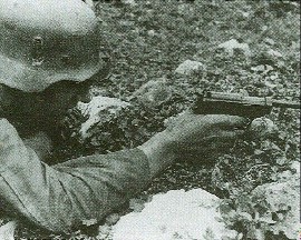P38を手に近接戦闘訓練中の国防軍兵士