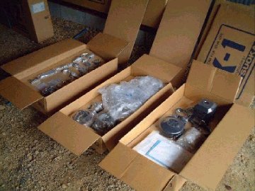 ���̒��ɂ̓G���W���̕��i��