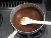 生クリームとチョコレートを溶かしたところ