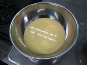 ストレーナーでこし、バニラエッセンスをいれ混ぜたところ