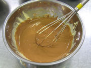 チョコレートと生クリームをいれ混ぜたところ